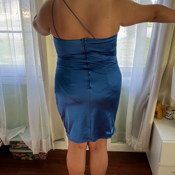 Silk Light royal blue, 2straps on one shoulder, Goes down to a little above knee - Picture 3 of 4